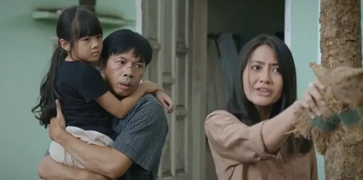 Mẹ rơm - Tập 24: Hồng ngỡ ngàng khi thấy cha con Mô bị ức hiếp - Ảnh 13. Mẹ rơm - Tập 24: Hồng ngỡ ngàng khi thấy cha con Mô bị ức hiếp - Ảnh 13.