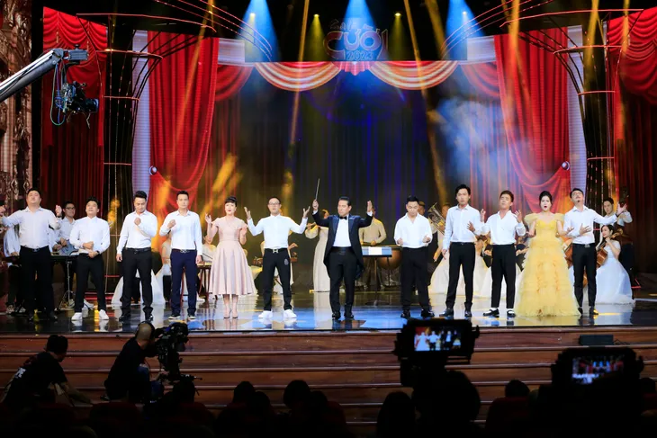 Waiting for you Mono phiên bản Gala cười 2023 - Ảnh 1. Waiting for you Mono phiên bản Gala cười 2023 - Ảnh 1.