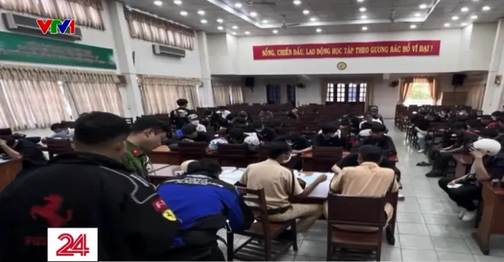 TP. Hồ Chí Minh xử lý hàng chục xe độ chế - Ảnh 1. TP. Hồ Chí Minh xử lý hàng chục xe độ chế - Ảnh 1.
