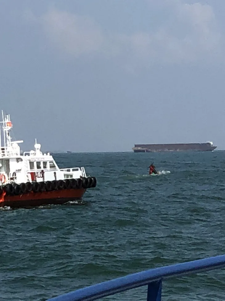 Bà Rịa-Vũng Tàu: Va chạm giữa tàu cá và tàu hàng, cứu được 5 ngư dân - Ảnh 3. Bà Rịa-Vũng Tàu: Va chạm giữa tàu cá và tàu hàng, cứu được 5 ngư dân - Ảnh 3.