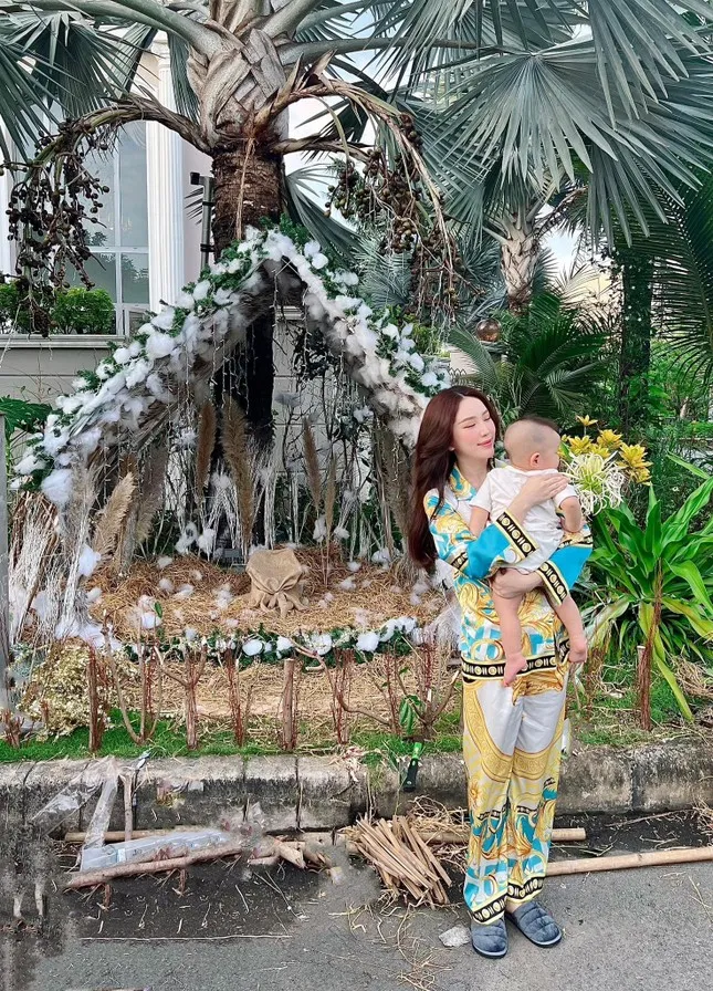 Sao Việt trang hoàng nhà cửa lộng lẫy đón Giáng sinh - Ảnh 1. Sao Việt trang hoàng nhà cửa lộng lẫy đón Giáng sinh - Ảnh 1.