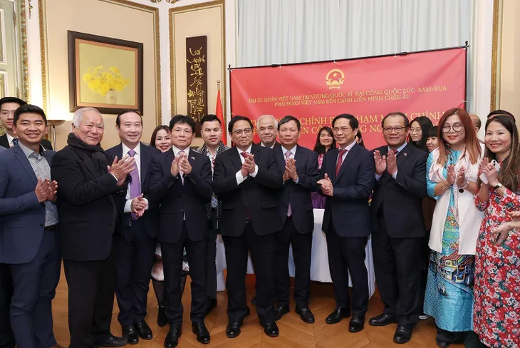 Thủ tướng Phạm Minh Chính gặp gỡ cộng đồng người Việt Nam tại Bỉ - Ảnh 1. Thủ tướng Phạm Minh Chính gặp gỡ cộng đồng người Việt Nam tại Bỉ - Ảnh 1.