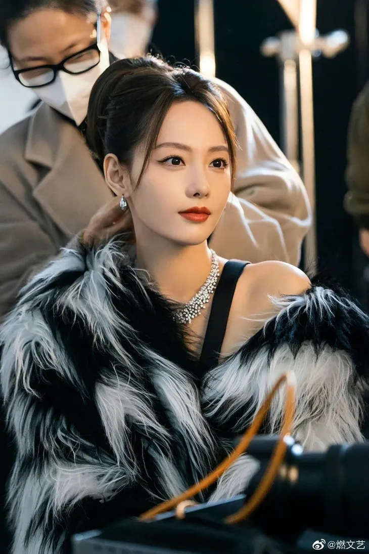 Trương Gia Ngê xuất hiện cực quyến rũ sau khi bị chồng cắm sừng - Ảnh 3. Trương Gia Ngê xuất hiện cực quyến rũ sau khi bị chồng cắm sừng - Ảnh 3.