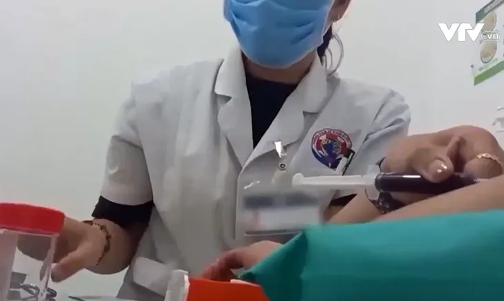 Ngang nhiên khám bệnh dù bị tước phép, phòng khám phải đóng cửa 2 năm - Ảnh 1.