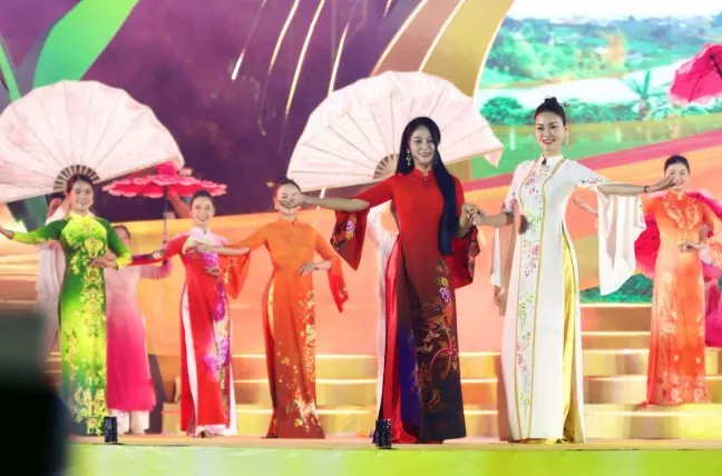 BST Hương Sắc Ngàn Hoa: Vẽ mộng mơ của những mùa hoa Đà Lạt lên áo dài - Ảnh 3. BST Hương Sắc Ngàn Hoa: Vẽ mộng mơ của những mùa hoa Đà Lạt lên áo dài - Ảnh 3.