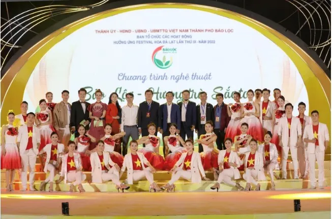 BST Hương Sắc Ngàn Hoa: Vẽ mộng mơ của những mùa hoa Đà Lạt lên áo dài - Ảnh 1. BST Hương Sắc Ngàn Hoa: Vẽ mộng mơ của những mùa hoa Đà Lạt lên áo dài - Ảnh 1.