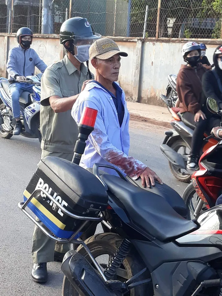 Ghen tuông, người đàn ông đâm hai người thương vong - Ảnh 1. Ghen tuông, người đàn ông đâm hai người thương vong - Ảnh 1.