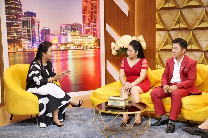 Ngân Quỳnh xúc động trước hai vợ chồng luôn kề vai sát cánh bên nhau - Ảnh 1. Ngân Quỳnh xúc động trước hai vợ chồng luôn kề vai sát cánh bên nhau - Ảnh 1.