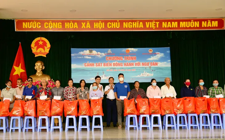 Cảnh sát biển đồng hành với ngư dân Cần Giờ - Ảnh 1. Cảnh sát biển đồng hành với ngư dân Cần Giờ - Ảnh 1.