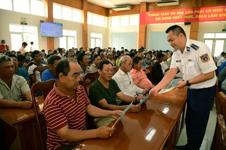 Cảnh sát biển đồng hành với ngư dân Cần Giờ - Ảnh 3. Cảnh sát biển đồng hành với ngư dân Cần Giờ - Ảnh 3.