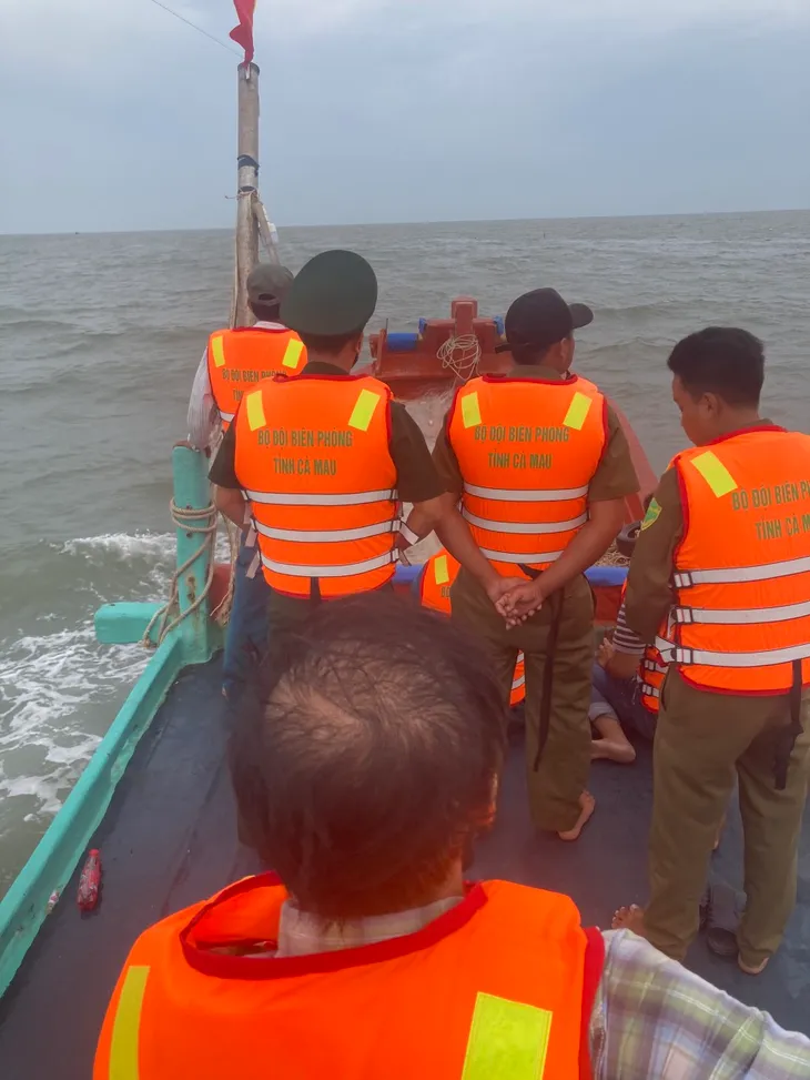 Khẩn trưởng tìm kiếm 2 thuyền viên mất tích trên biển - Ảnh 2. Khẩn trưởng tìm kiếm 2 thuyền viên mất tích trên biển - Ảnh 2.