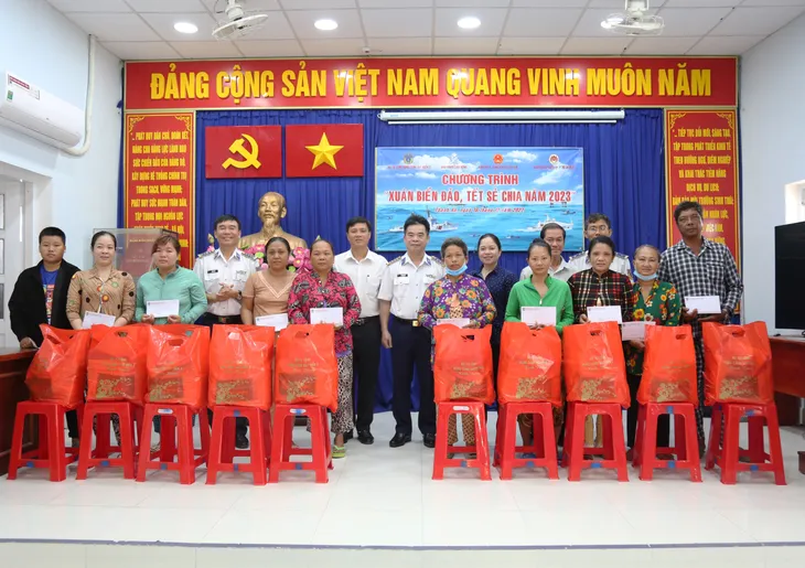 Cảnh sát biển đồng hành với ngư dân Cần Giờ - Ảnh 4. Cảnh sát biển đồng hành với ngư dân Cần Giờ - Ảnh 4.