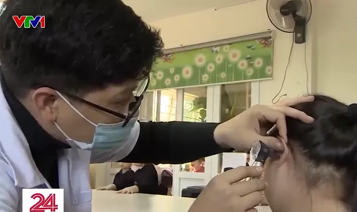 Hà Nội khám sàng lọc khiếm thính cho trẻ mầm non - Ảnh 1. Hà Nội khám sàng lọc khiếm thính cho trẻ mầm non - Ảnh 1.