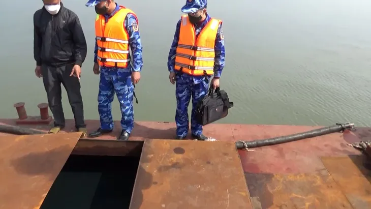Vùng Cảnh sát biển 1 tạm giữ 20.000 lít dầu không rõ nguồn gốc - Ảnh 1. Vùng Cảnh sát biển 1 tạm giữ 20.000 lít dầu không rõ nguồn gốc - Ảnh 1.