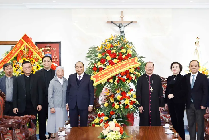 Chủ tịch nước Nguyễn Xuân Phúc chúc mừng Giáng sinh Tổng Giáo phận Hà Nội - Ảnh 1. Chủ tịch nước Nguyễn Xuân Phúc chúc mừng Giáng sinh Tổng Giáo phận Hà Nội - Ảnh 1.