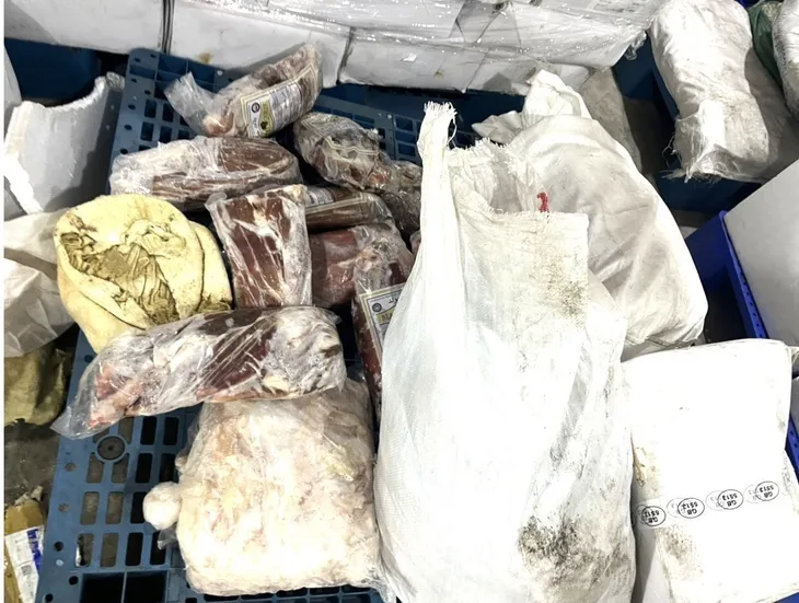 Phát hiện trên 25 tấn thực phẩm không rõ nguồn gốc - Ảnh 1. Phát hiện trên 25 tấn thực phẩm không rõ nguồn gốc - Ảnh 1.