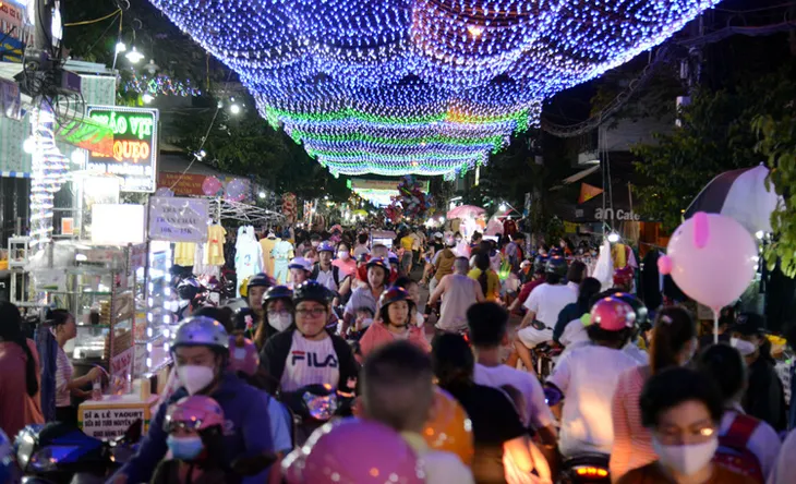 TP Hồ Chí Minh: Rộn ràng không khí Giáng sinh tại các ngõ, hẻm - Ảnh 1. TP Hồ Chí Minh: Rộn ràng không khí Giáng sinh tại các ngõ, hẻm - Ảnh 1.