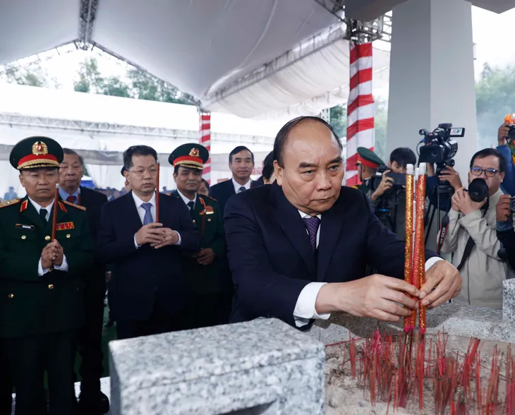 Chủ tịch nước dự Lễ khánh thành Khu tưởng niệm Hòn Tàu - Đèo Le - Ảnh 1. Chủ tịch nước dự Lễ khánh thành Khu tưởng niệm Hòn Tàu - Đèo Le - Ảnh 1.