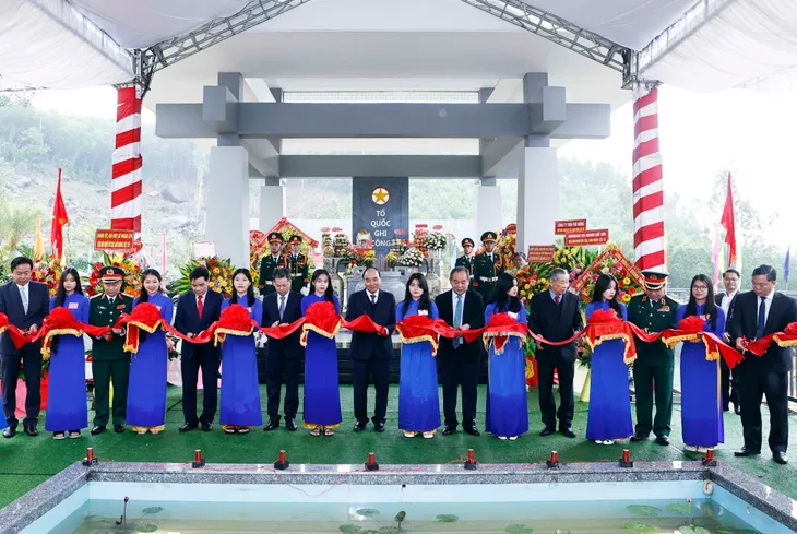 Chủ tịch nước dự Lễ khánh thành Khu tưởng niệm Hòn Tàu - Đèo Le - Ảnh 2. Chủ tịch nước dự Lễ khánh thành Khu tưởng niệm Hòn Tàu - Đèo Le - Ảnh 2.
