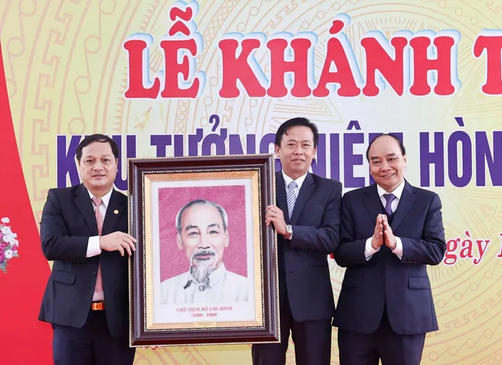 Chủ tịch nước dự Lễ khánh thành Khu tưởng niệm Hòn Tàu - Đèo Le - Ảnh 4. Chủ tịch nước dự Lễ khánh thành Khu tưởng niệm Hòn Tàu - Đèo Le - Ảnh 4.