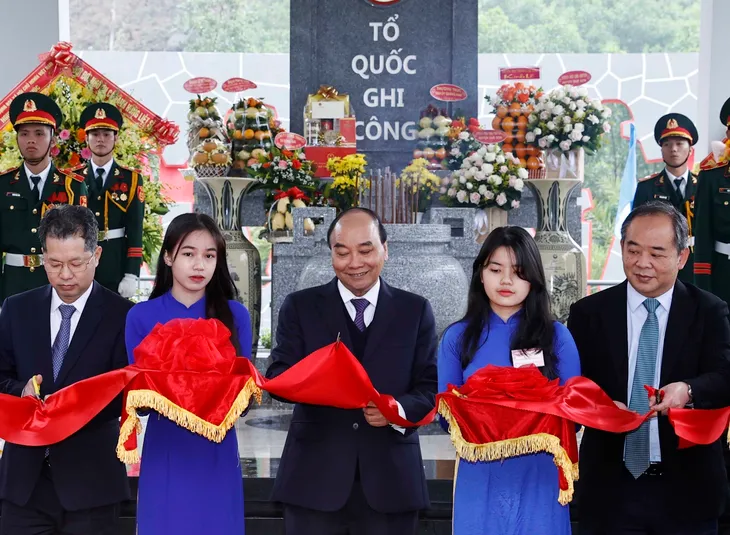 Chủ tịch nước dự Lễ khánh thành Khu tưởng niệm Hòn Tàu - Đèo Le - Ảnh 3. Chủ tịch nước dự Lễ khánh thành Khu tưởng niệm Hòn Tàu - Đèo Le - Ảnh 3.