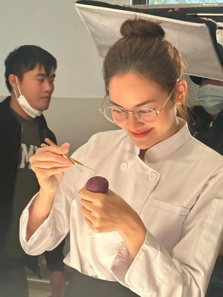 Phim trường tuần qua: Khả Ngân lộ tạo hình chất chơi, mẹ chồng Lan Hương cực sung bên con dâu - Ảnh 26. Phim trường tuần qua: Khả Ngân lộ tạo hình chất chơi, mẹ chồng Lan Hương cực sung bên con dâu - Ảnh 26.