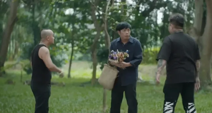 Mẹ rơm - Tập 28: Mô đi bán hàng rong bị côn đồ chặn đánh - Ảnh 2.