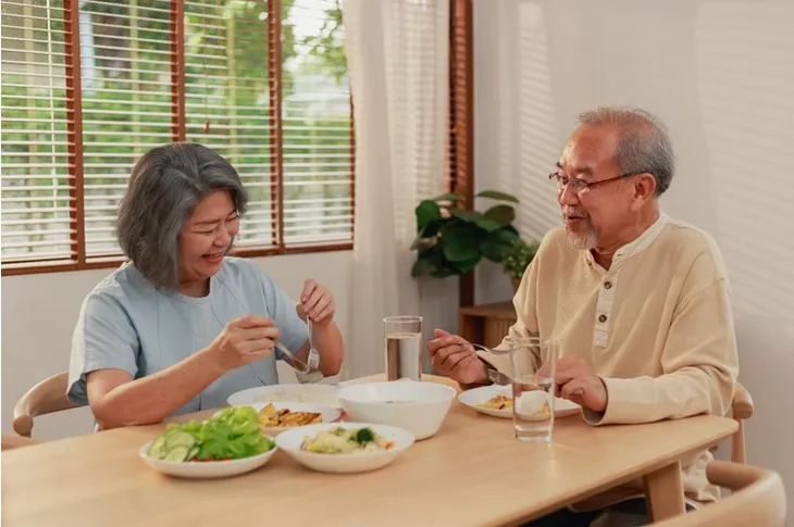 Dinh dưỡng hàng ngày cho sức khoẻ dẻo dai tuổi ngoài 60 - Ảnh 4. Dinh dưỡng hàng ngày cho sức khoẻ dẻo dai tuổi ngoài 60 - Ảnh 4.