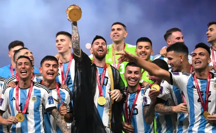 Ý nghĩa chiếc áo choàng Lionel Messi mặc khi nâng cúp vô địch World Cup 2022 - Ảnh 2.