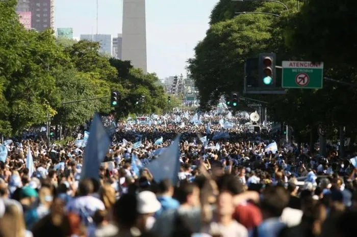 Biển người ăn mừng Argentina vô địch World Cup - Ảnh 3.