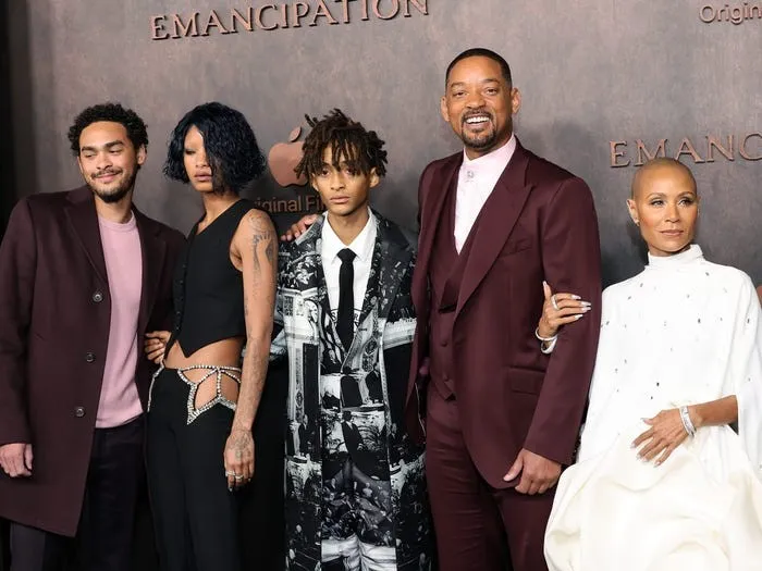 Will Smith và vợ lần đầu xuất hiện trên thảm đỏ hậu cái tát Oscar - Ảnh 4. Will Smith và vợ lần đầu xuất hiện trên thảm đỏ hậu cái tát Oscar - Ảnh 4.