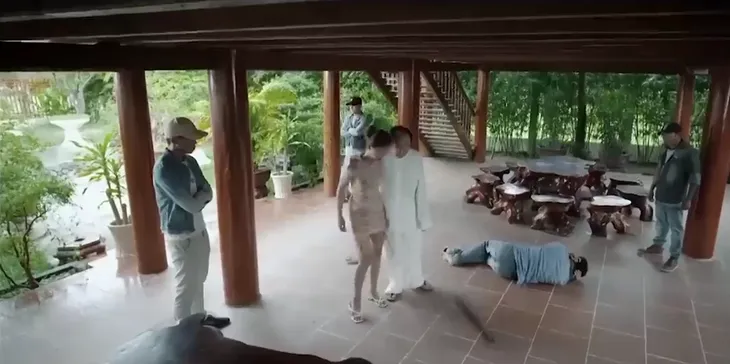 Mẹ rơm - Tập 19: Khoản bị đánh lên bờ xuống ruộng - Ảnh 2. Mẹ rơm - Tập 19: Khoản bị đánh lên bờ xuống ruộng - Ảnh 2.