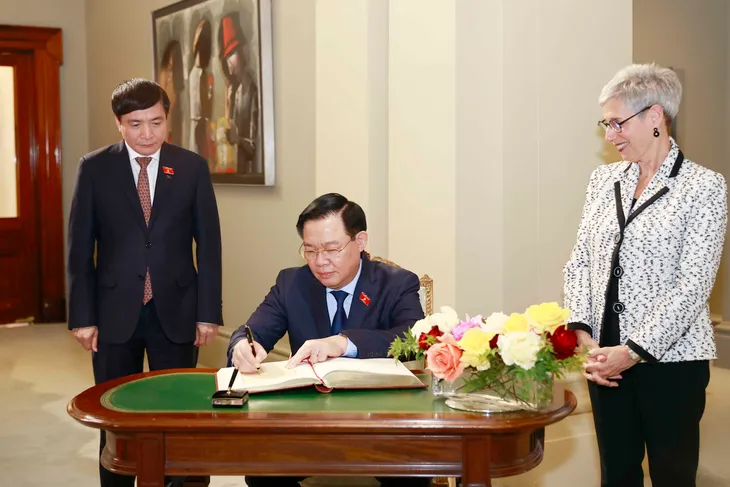Chủ tịch Quốc hội Vương Đình Huệ gặp Thống đốc bang Victoria - Ảnh 3. Chủ tịch Quốc hội Vương Đình Huệ gặp Thống đốc bang Victoria - Ảnh 3.
