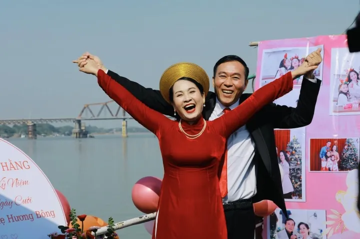 Sao Việt ngày 20/12: Vợ chồng NSND Lan Hương kỷ niệm 35 ngày cưới trên du thuyền, Chiều Xuân khoe 2 con gái xinh đẹp - Ảnh 1. Sao Việt ngày 20/12: Vợ chồng NSND Lan Hương kỷ niệm 35 ngày cưới trên du thuyền, Chiều Xuân khoe 2 con gái xinh đẹp - Ảnh 1.