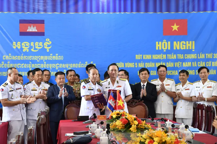 Hải quân Việt Nam - Campuchia rút kinh nghiệm tuần tra chung - Ảnh 2. Hải quân Việt Nam - Campuchia rút kinh nghiệm tuần tra chung - Ảnh 2.