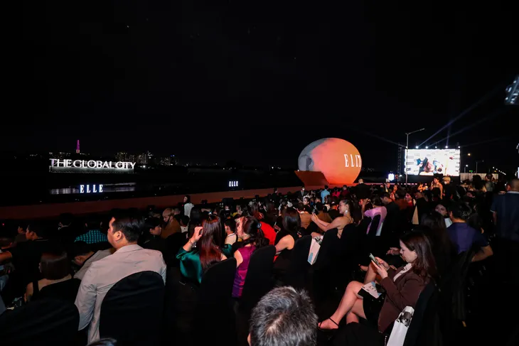 Sàn diễn đặc biệt tạo nên thành công của ELLE Fashion Show 2022 - Ảnh 1. Sàn diễn đặc biệt tạo nên thành công của ELLE Fashion Show 2022 - Ảnh 1.