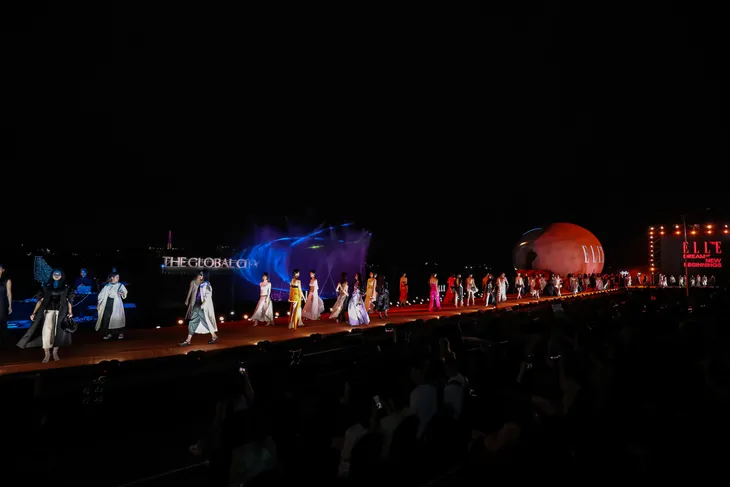 Sàn diễn đặc biệt tạo nên thành công của ELLE Fashion Show 2022 - Ảnh 2. Sàn diễn đặc biệt tạo nên thành công của ELLE Fashion Show 2022 - Ảnh 2.