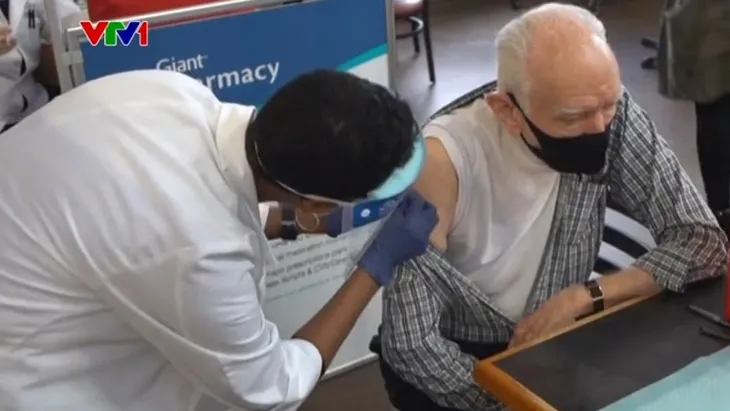 Vaccine tăng cường giảm nguy cơ nhập viện - Ảnh 1. Vaccine tăng cường giảm nguy cơ nhập viện - Ảnh 1.