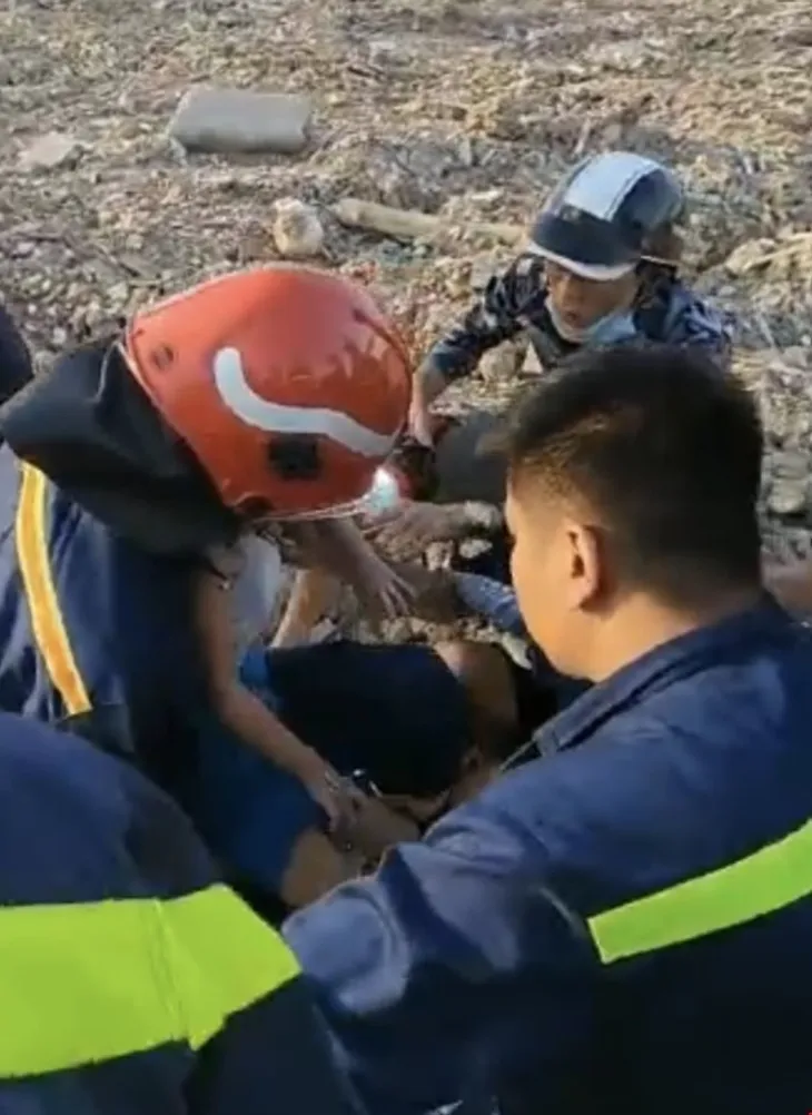 Cứu nạn thành công bé gái 5 tuổi rơi xuống hố cọc ép bê tông - Ảnh 1. Cứu nạn thành công bé gái 5 tuổi rơi xuống hố cọc ép bê tông - Ảnh 1.