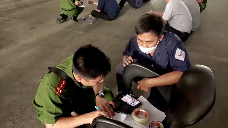 Vụ đưa hối lộ để đăng kiểm: Bỏ qua lỗi của trên 70.000 phương tiện, thu lợi bất chính hơn 10 tỷ đồng - Ảnh 2. Vụ đưa hối lộ để đăng kiểm: Bỏ qua lỗi của trên 70.000 phương tiện, thu lợi bất chính hơn 10 tỷ đồng - Ảnh 2.