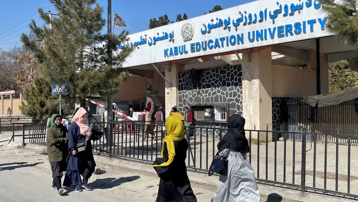 Taliban cấm giáo dục đại học cho phụ nữ trên toàn Afghanistan - Ảnh 1. Taliban cấm giáo dục đại học cho phụ nữ trên toàn Afghanistan - Ảnh 1.
