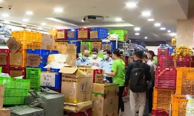 Hàng loạt cửa hàng phụ tùng xe máy có dấu hiệu giả mạo nhiều nhãn hiệu lớn - Ảnh 1. Hàng loạt cửa hàng phụ tùng xe máy có dấu hiệu giả mạo nhiều nhãn hiệu lớn - Ảnh 1.