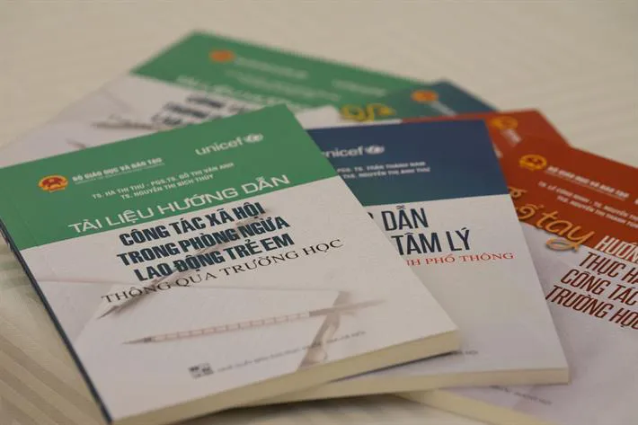 7.000 cán bộ, giáo viên tập huấn sử dụng tài liệu, sổ tay công tác xã hội và tư vấn tâm lý trong trường học - Ảnh 2. 7.000 cán bộ, giáo viên tập huấn sử dụng tài liệu, sổ tay công tác xã hội và tư vấn tâm lý trong trường học - Ảnh 2.