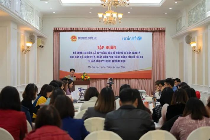 7.000 cán bộ, giáo viên tập huấn sử dụng tài liệu, sổ tay công tác xã hội và tư vấn tâm lý trong trường học - Ảnh 1. 7.000 cán bộ, giáo viên tập huấn sử dụng tài liệu, sổ tay công tác xã hội và tư vấn tâm lý trong trường học - Ảnh 1.