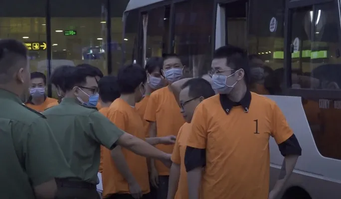 Công an TP Hồ Chí Minh trục xuất 12 người nước ngoài nhập cảnh trái phép - Ảnh 1. Công an TP Hồ Chí Minh trục xuất 12 người nước ngoài nhập cảnh trái phép - Ảnh 1.
