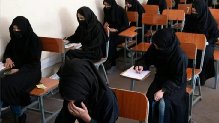 Taliban cấm hoàn toàn nữ giới Afghanistan được tiếp cận giáo dục - Ảnh 1. Taliban cấm hoàn toàn nữ giới Afghanistan được tiếp cận giáo dục - Ảnh 1.