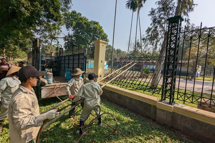 Hà Nội: Bắt đầu hạ thấp hàng rào Công viên Thống Nhất - Ảnh 2. Hà Nội: Bắt đầu hạ thấp hàng rào Công viên Thống Nhất - Ảnh 2.
