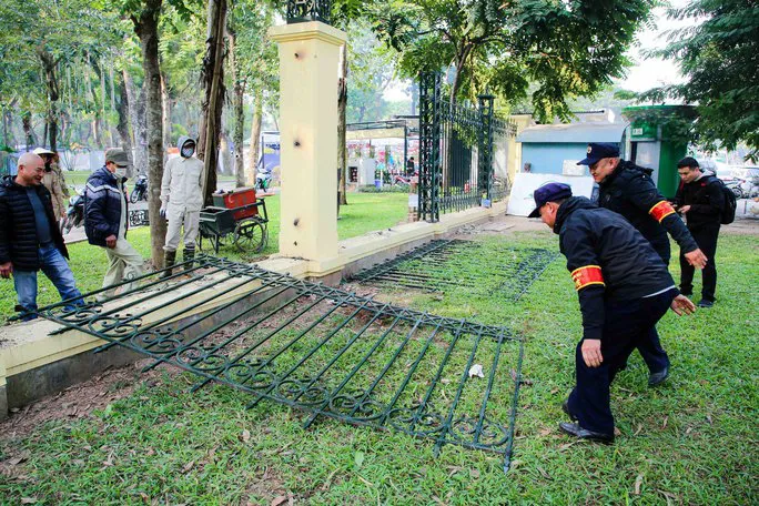 Hà Nội: Bắt đầu hạ thấp hàng rào Công viên Thống Nhất - Ảnh 4. Hà Nội: Bắt đầu hạ thấp hàng rào Công viên Thống Nhất - Ảnh 4.