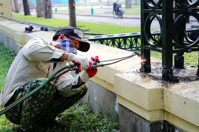 Hà Nội: Bắt đầu hạ thấp hàng rào Công viên Thống Nhất - Ảnh 3. Hà Nội: Bắt đầu hạ thấp hàng rào Công viên Thống Nhất - Ảnh 3.