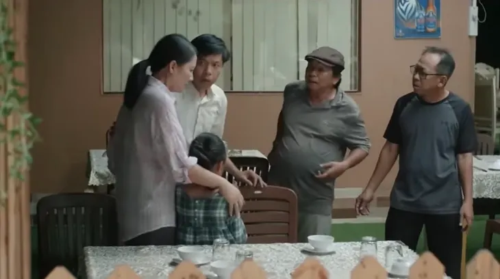 Mẹ rơm - Tập 31: Hồng bị lộ chuyện làm gái, Mô bị lừa ngay ngày làm việc đầu tiên - Ảnh 13. Mẹ rơm - Tập 31: Hồng bị lộ chuyện làm gái, Mô bị lừa ngay ngày làm việc đầu tiên - Ảnh 13.